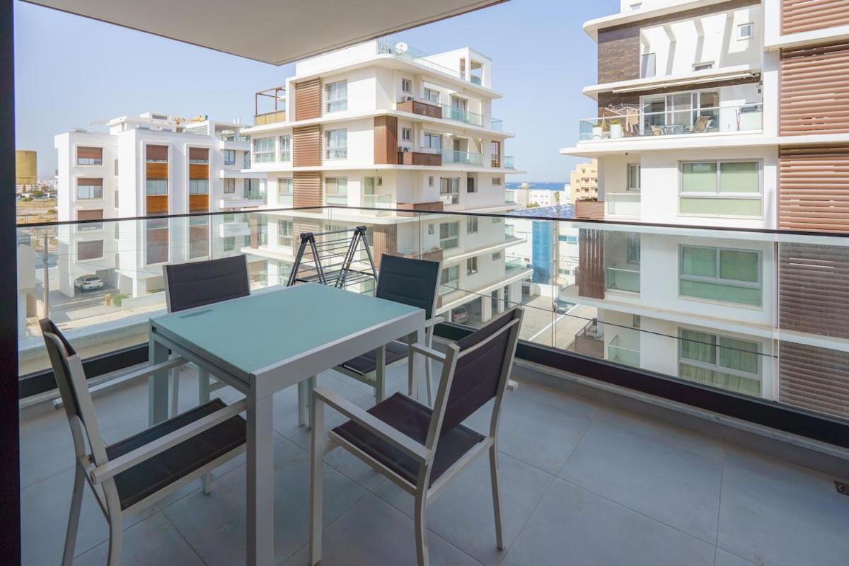 Hubstay - 49 In Mackenzy Appartement Larnaca